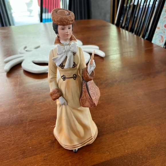 Avon Other - MRS. ALBEE PRESIDENTS CLUB AWARD    VINTAGE 1981...PORCELAIN FIGURINE